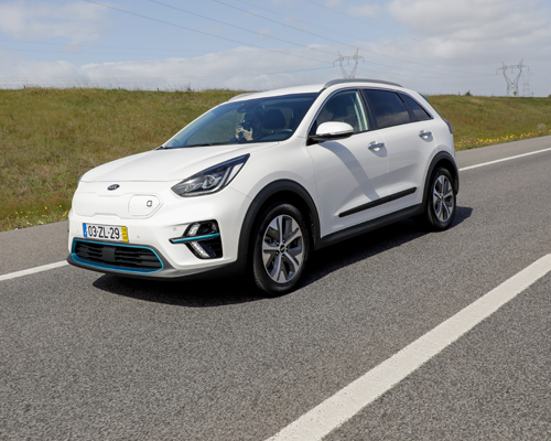 À venda desde 45 500 euros, o Kia e-Niro vence este confronto.